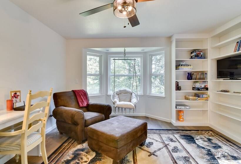 Washington Retreat: Fire Pit, Hot Tub & Ping Pong!