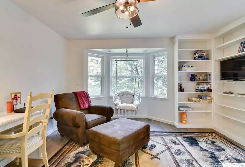 Washington Retreat: Fire Pit, Hot Tub & Ping Pong!