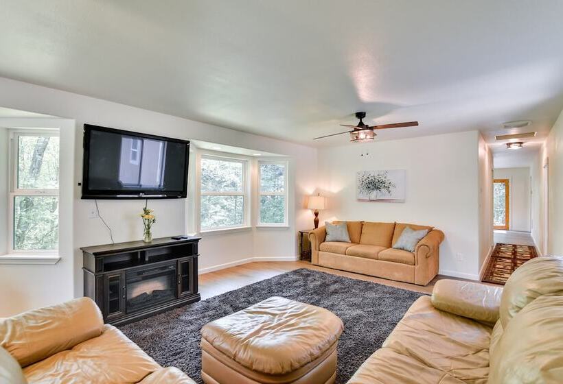 Washington Retreat: Fire Pit, Hot Tub & Ping Pong!