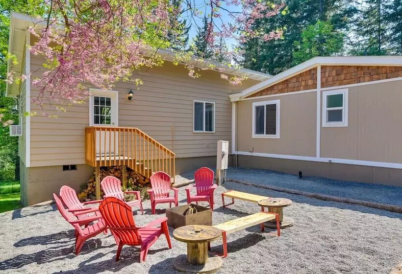 Washington Retreat: Fire Pit, Hot Tub & Ping Pong!