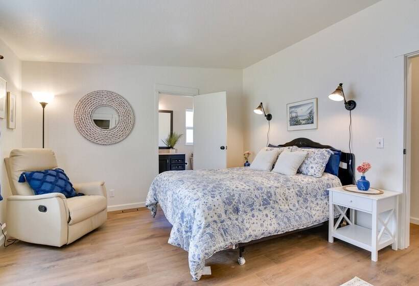 Washington Retreat: Fire Pit, Hot Tub & Ping Pong!