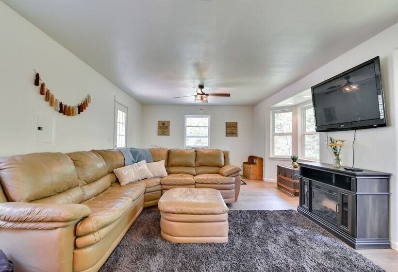 Washington Retreat: Fire Pit, Hot Tub & Ping Pong!