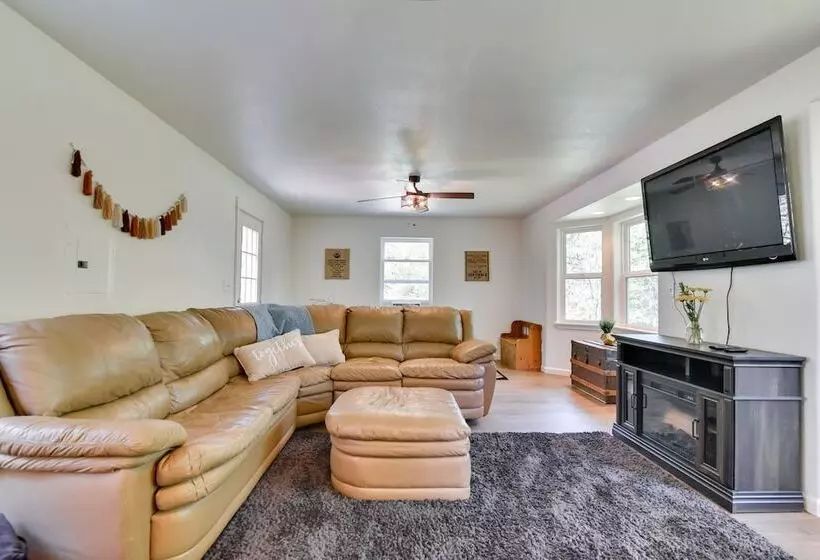 Washington Retreat: Fire Pit, Hot Tub & Ping Pong!