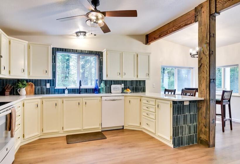 Washington Retreat: Fire Pit, Hot Tub & Ping Pong!