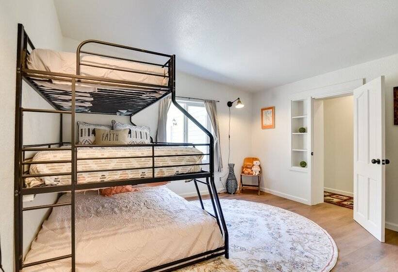 Washington Retreat: Fire Pit, Hot Tub & Ping Pong!