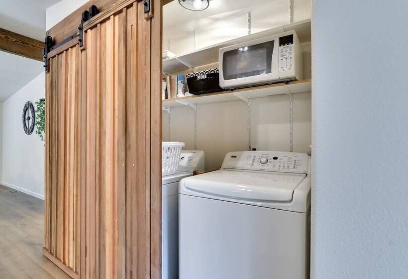 Washington Retreat: Fire Pit, Hot Tub & Ping Pong!