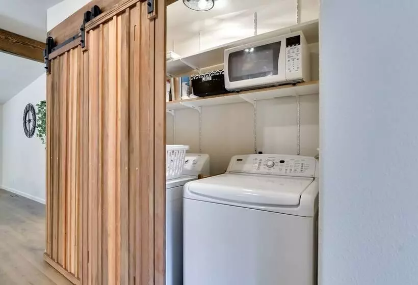 Washington Retreat: Fire Pit, Hot Tub & Ping Pong!