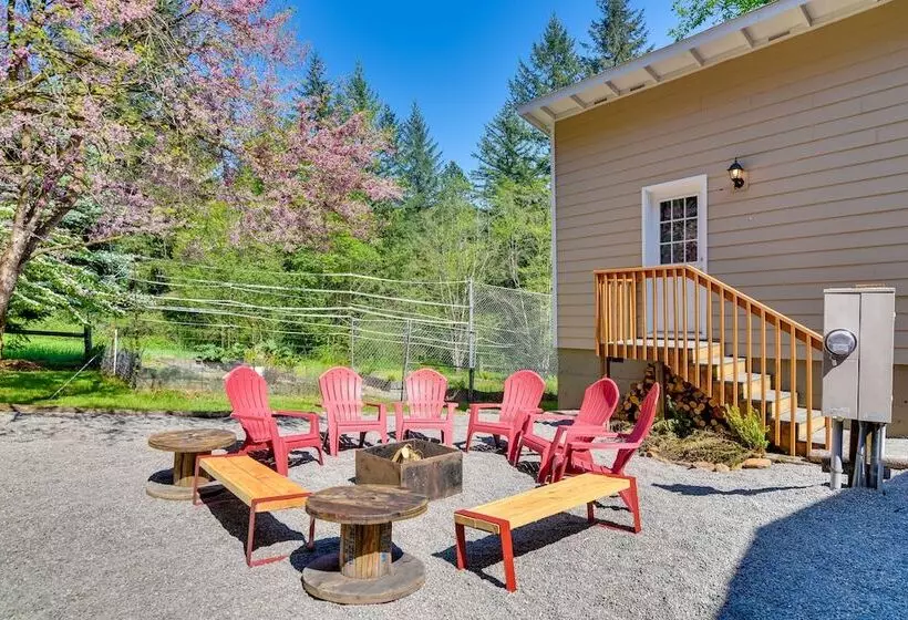 Washington Retreat: Fire Pit, Hot Tub & Ping Pong!