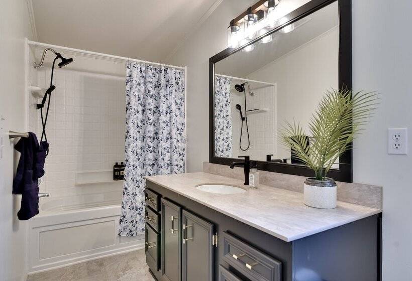 Washington Retreat: Fire Pit, Hot Tub & Ping Pong!