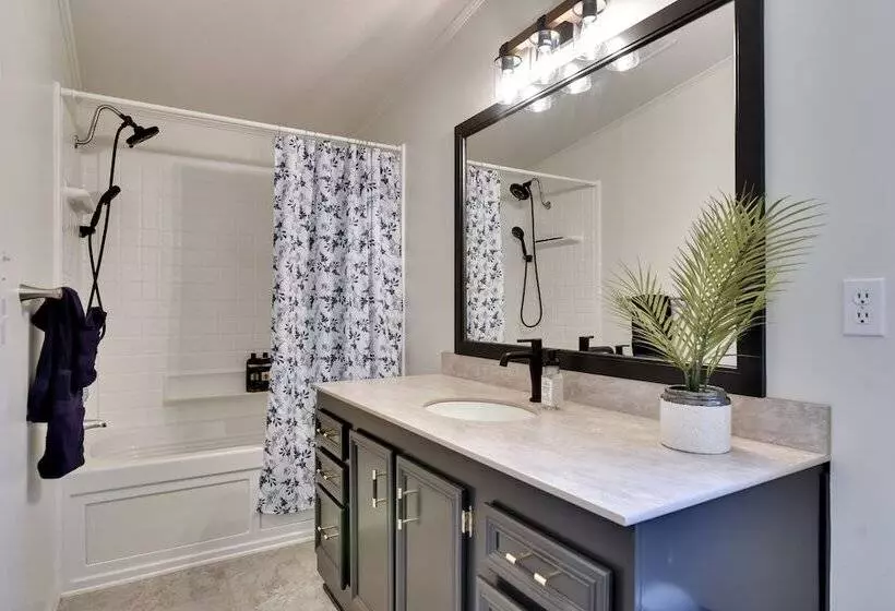 Washington Retreat: Fire Pit, Hot Tub & Ping Pong!