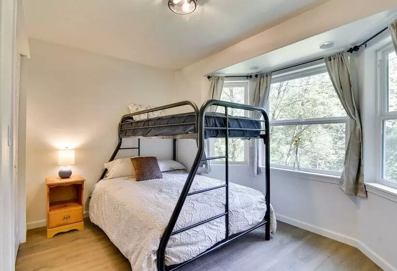 Washington Retreat: Fire Pit, Hot Tub & Ping Pong!