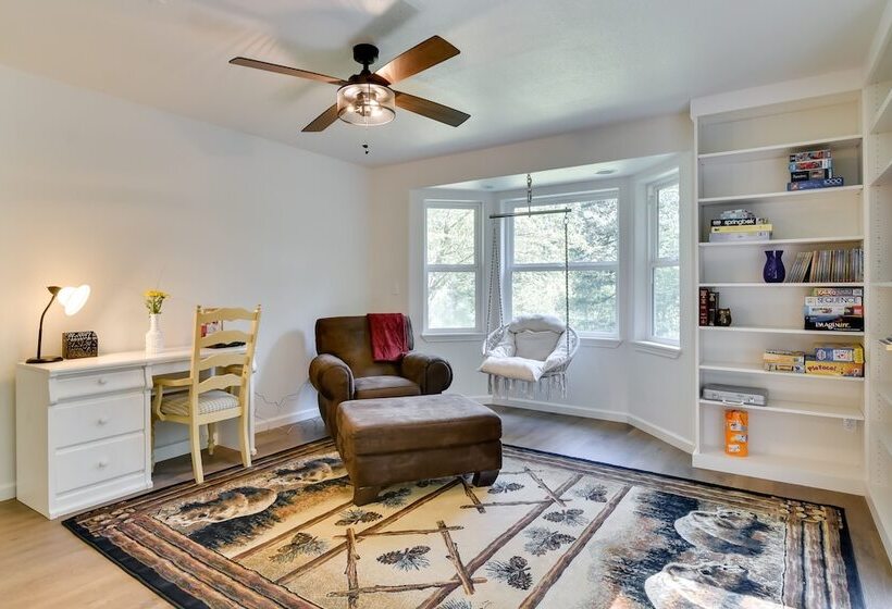 Washington Retreat: Fire Pit, Hot Tub & Ping Pong!