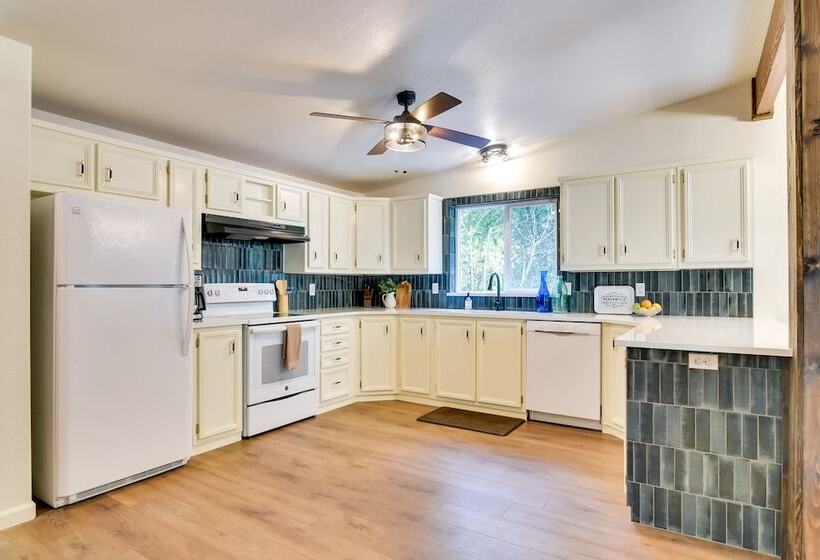 Washington Retreat: Fire Pit, Hot Tub & Ping Pong!