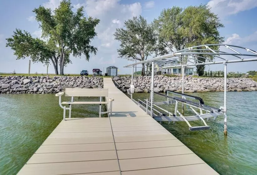 Waterfront Lake Poinsett Retreat W/ Fire Pit!