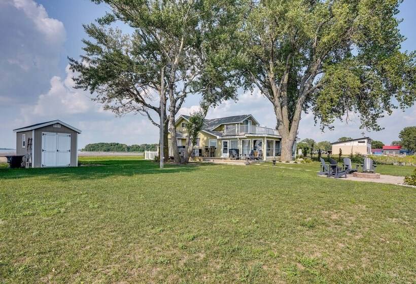 Waterfront Lake Poinsett Retreat W/ Fire Pit!