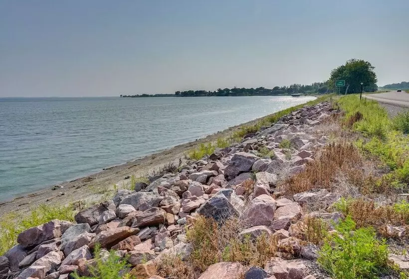 Waterfront Lake Poinsett Retreat W/ Fire Pit!