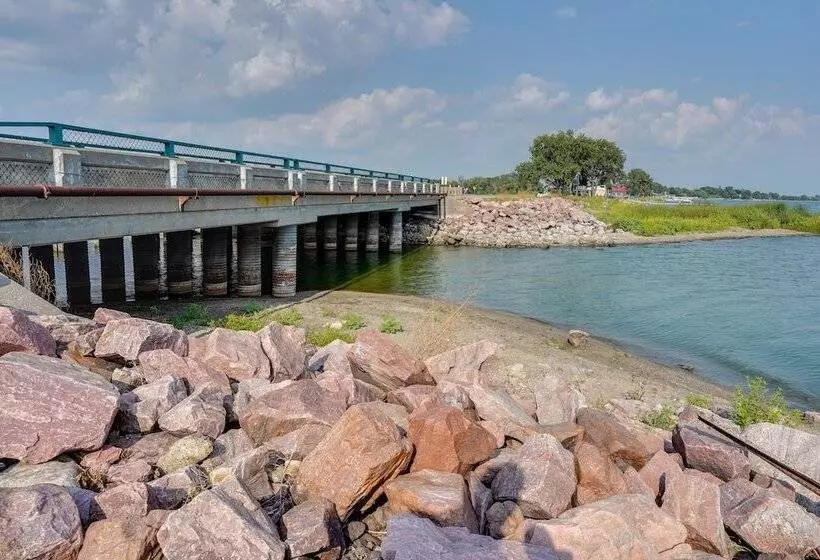 Waterfront Lake Poinsett Retreat W/ Fire Pit!