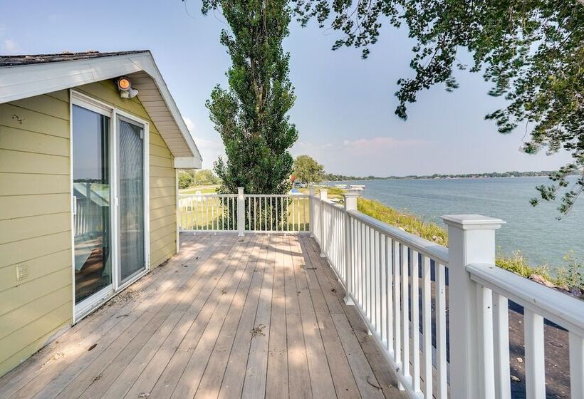 Waterfront Lake Poinsett Retreat W/ Fire Pit!