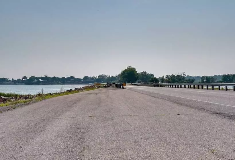 Waterfront Lake Poinsett Retreat W/ Fire Pit!