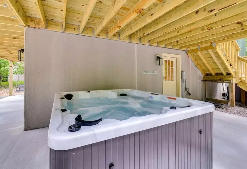 Albrightsville Cabin W/ Hot Tub & Game Room!