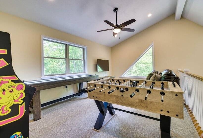 Albrightsville Cabin W/ Hot Tub & Game Room!