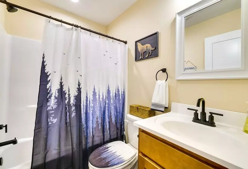 Albrightsville Cabin W/ Hot Tub & Game Room!