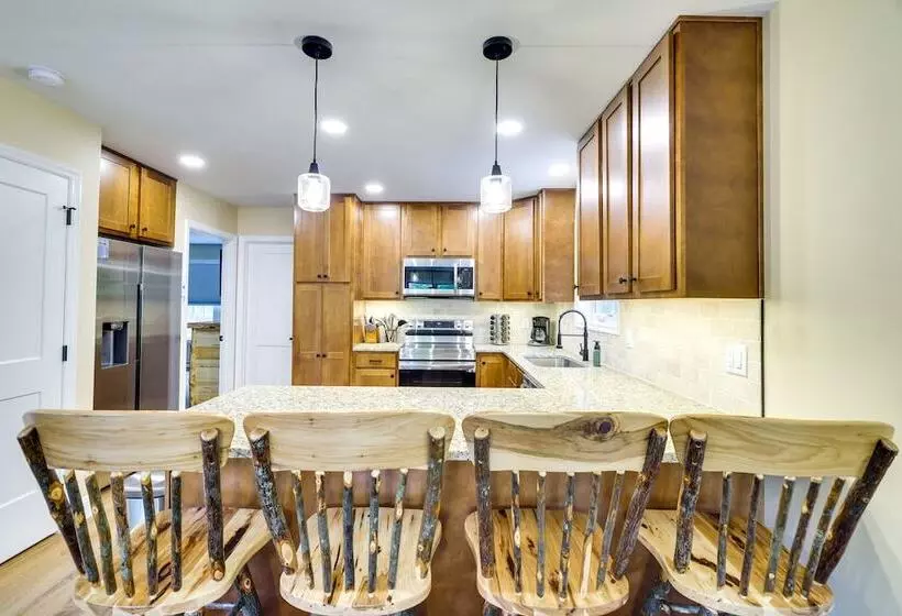 Albrightsville Cabin W/ Hot Tub & Game Room!