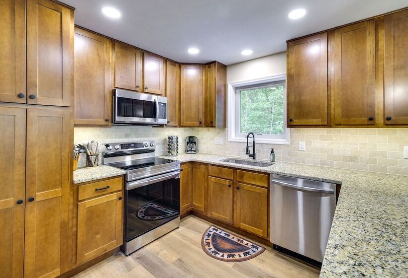 Albrightsville Cabin W/ Hot Tub & Game Room!