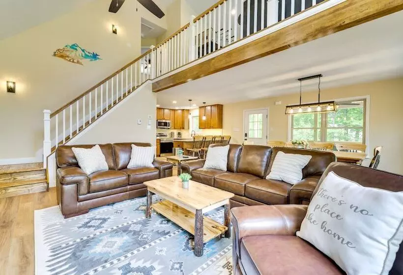 Albrightsville Cabin W/ Hot Tub & Game Room!