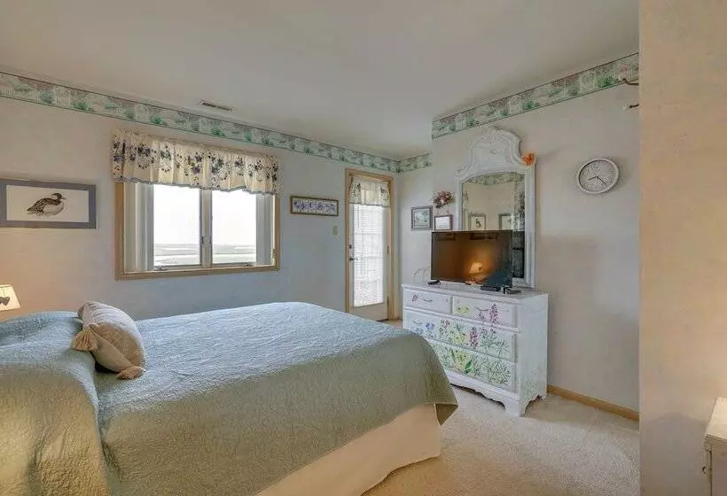 Bayfront Avalon Home W/ Boat Slip & Private Pool!