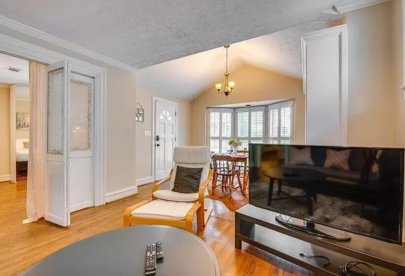 Chic Atlanta Retreat W/ Patio & Outdoor Dining!