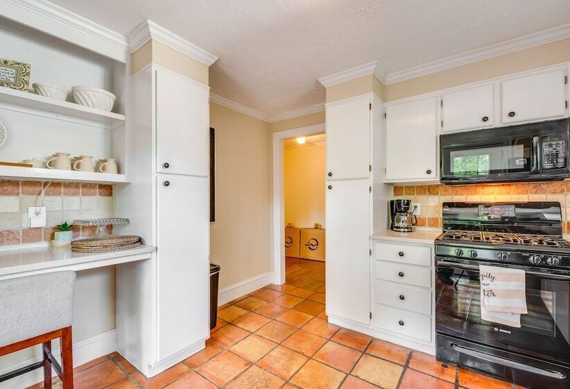 Chic Atlanta Retreat W/ Patio & Outdoor Dining!