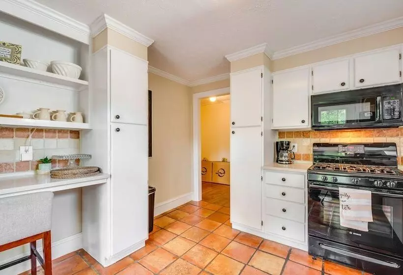 Chic Atlanta Retreat W/ Patio & Outdoor Dining!