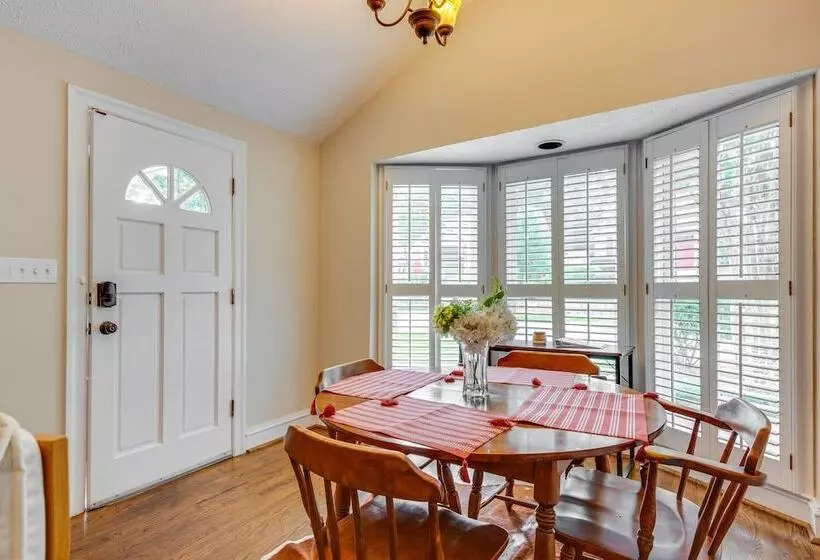 Chic Atlanta Retreat W/ Patio & Outdoor Dining!