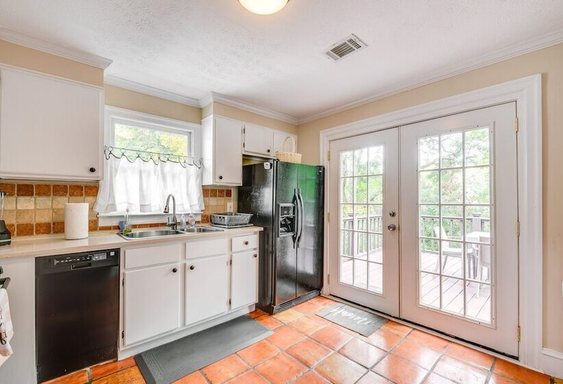 Chic Atlanta Retreat W/ Patio & Outdoor Dining!