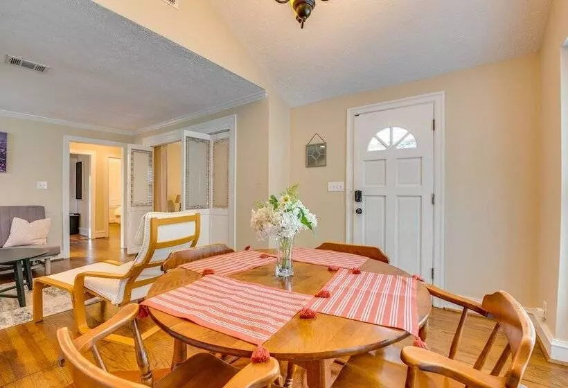Chic Atlanta Retreat W/ Patio & Outdoor Dining!