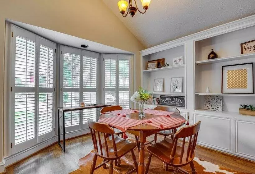 Chic Atlanta Retreat W/ Patio & Outdoor Dining!