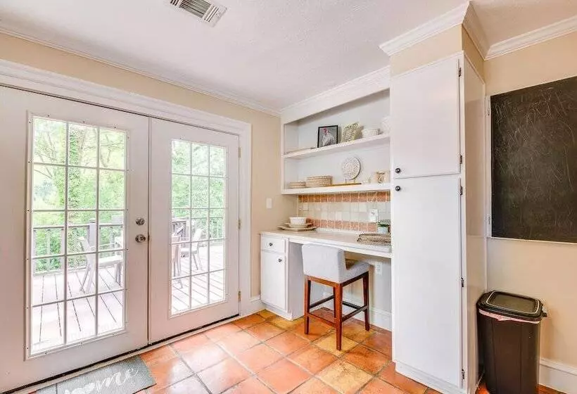 Chic Atlanta Retreat W/ Patio & Outdoor Dining!