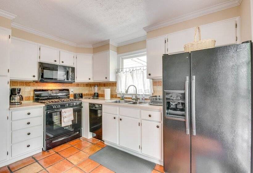 Chic Atlanta Retreat W/ Patio & Outdoor Dining!