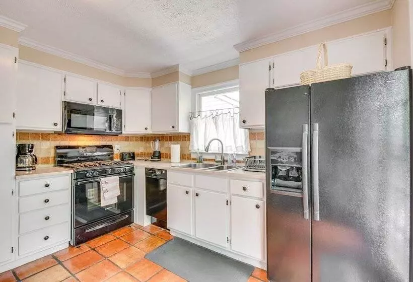 Chic Atlanta Retreat W/ Patio & Outdoor Dining!