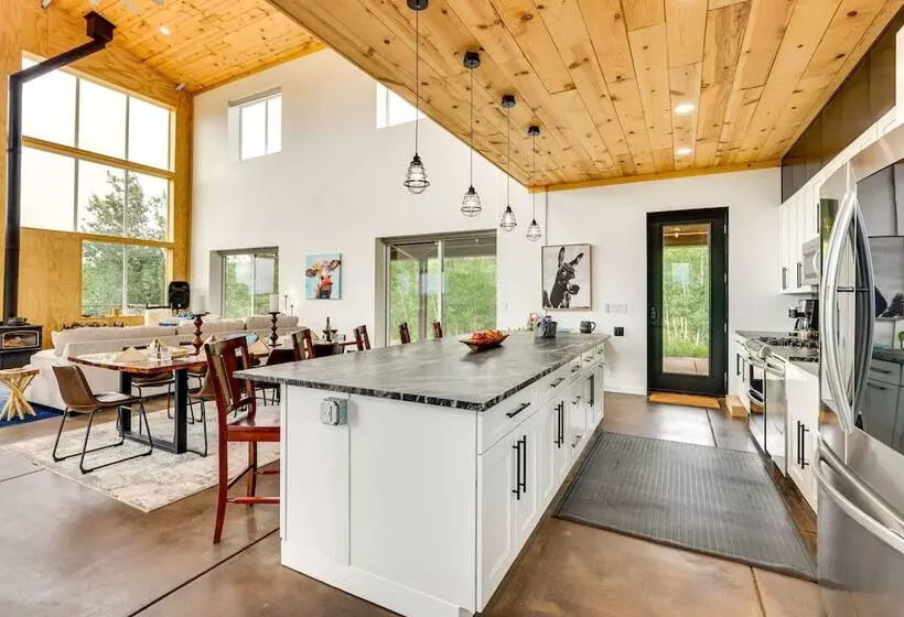 Colorado Retreat W/ Gas Grill & Mountain Views!