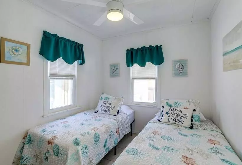 Cozy Indian Rocks Beach Cottage: Steps To Seawall!