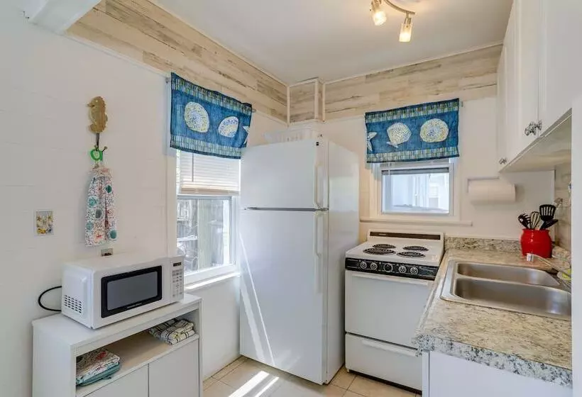 Cozy Indian Rocks Beach Cottage: Steps To Seawall!