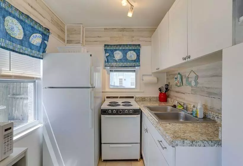 Cozy Indian Rocks Beach Cottage: Steps To Seawall!