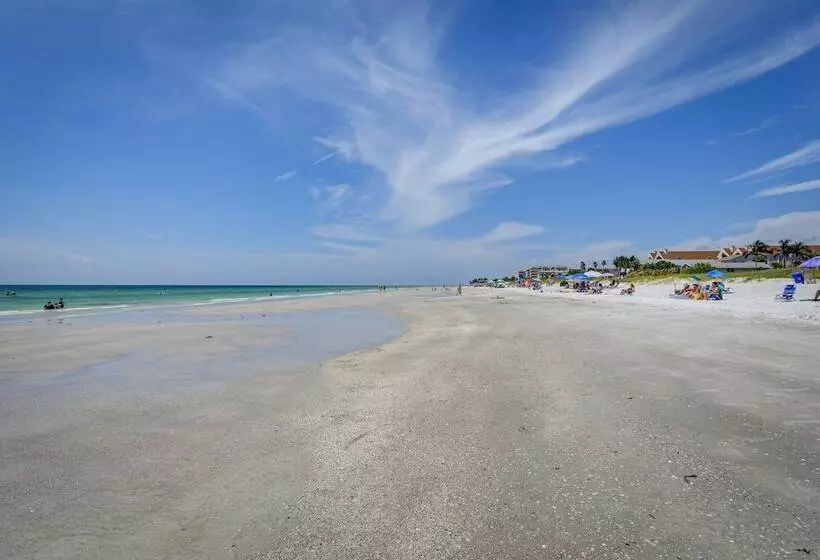 Cozy Indian Rocks Beach Cottage: Steps To Seawall!