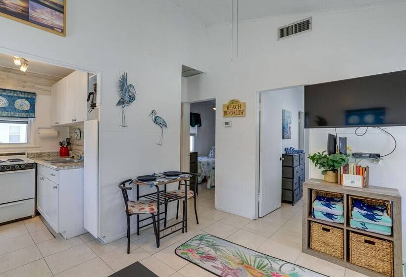 Cozy Indian Rocks Beach Cottage: Steps To Seawall!