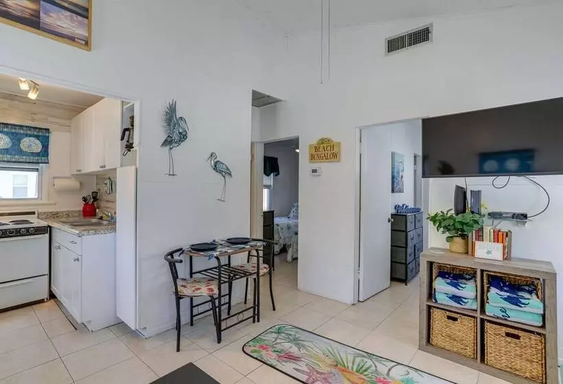 Cozy Indian Rocks Beach Cottage: Steps To Seawall!