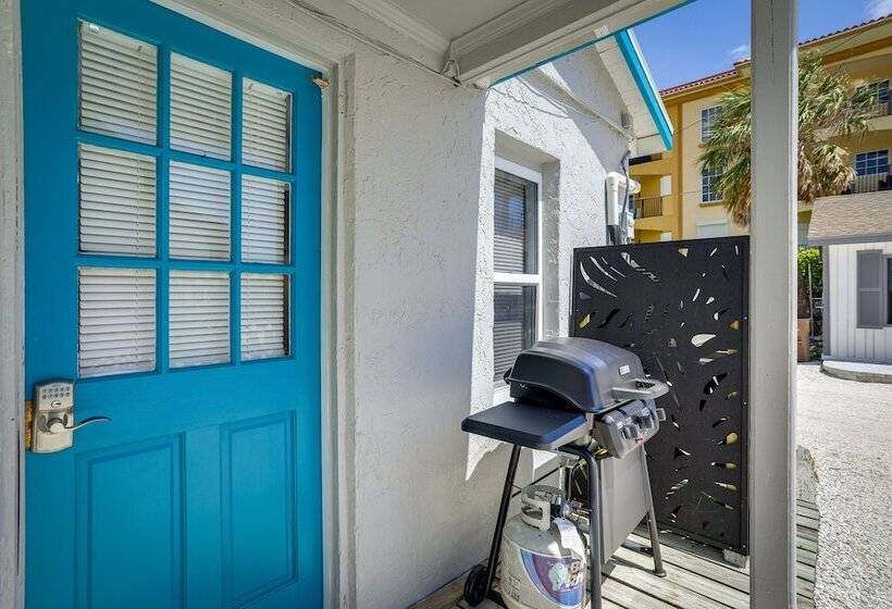 Cozy Indian Rocks Beach Cottage: Steps To Seawall!
