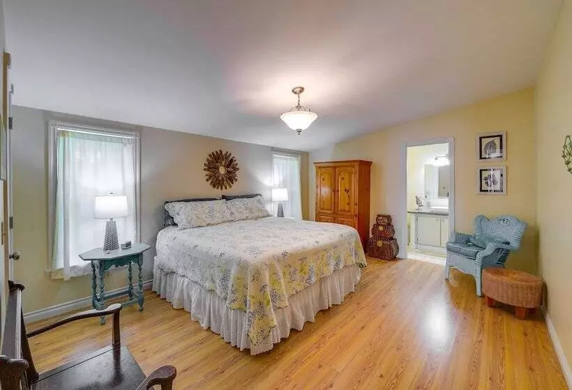 Cozy Langley Retreat: Water Views & Beach Access