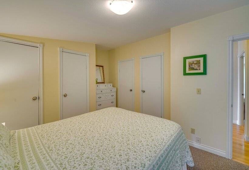 Cozy Langley Retreat: Water Views & Beach Access